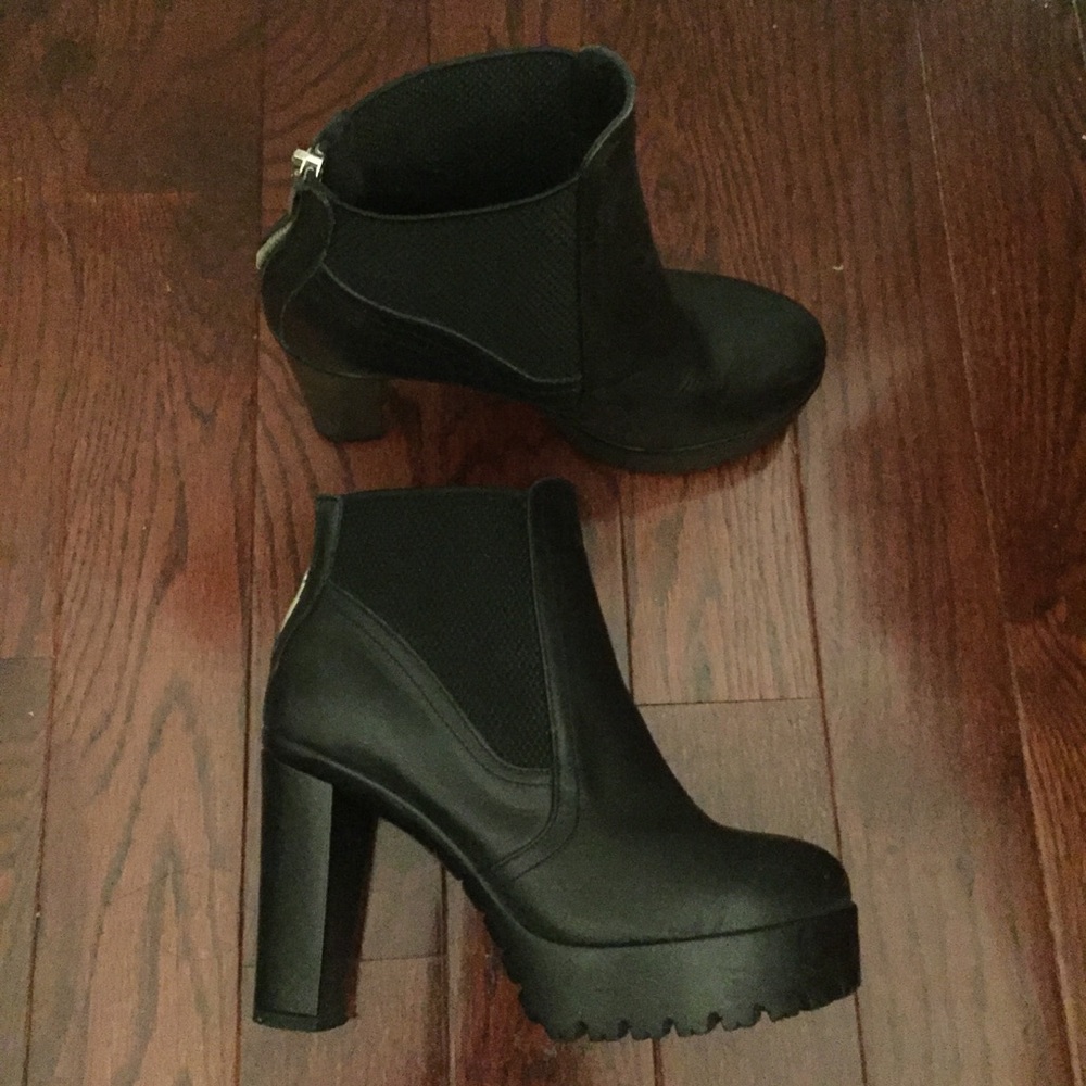 Steve Madden Platform Black Leather Bootie (8)